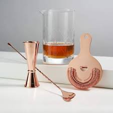 KIT PARA BAR 4 PIEZAS MODELO STIRKTBLK COLOR COBRE INCLUYE JIGGER 1 Y 2 OZ, CUCHARA PARA MEZCLAR, COLADOR DE BEBIDAS Y VASO 25 OZ DE CRISTAL