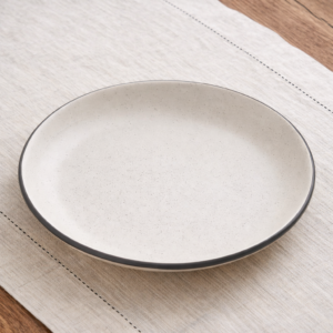 PLATO EXTENDIDO DE 10 3/4 PG (27.30 CM) EMBERS COLOR CREMA FILO NEGRO ACOPA CERAMICA (PRECIO POR 12 PIEZAS)