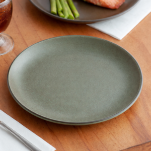 PLATO EXTENDIDO DE 10 3/4 PG (27.30 CM) EMBERS COLOR VERDE MUSGO FILO NEGRO ACOPA CERAMICA (PRECIO POR 12 PIEZAS)