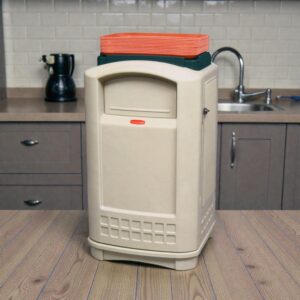 CONTENEDOR DE BASURA 50 GALONES RUBBERMAID FG396300BEIG SUPERFICIE PARA CHAROLAS