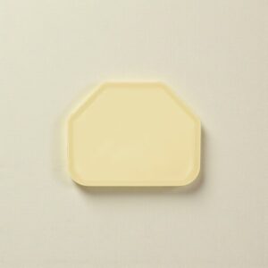 CHAROLA DE SERVICIO TRAPEZOIDAL FIBRA DE VIDRIO 14 X 22 PG (35.5 X 55.8 CM) COLOR AMARILLO CLARO CAMBRO (PRECIO POR 12 PIEZAS)