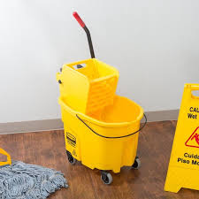 TINA TRAPEADOR CON EXPRIMIDOR 35 QT COLOR AMARILLO RUBBERMAID