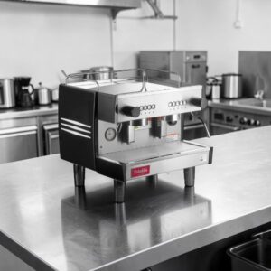 CAFETERA DE DOS GRUPOS COMPACTA STELLA CAFFE AUTOMATICA EXPRESSO CAP. 2.11 GALONES ( 7.98 LTS) 110V/ 1,7022 / 60 Hz MEDIDAS: 22 1/2 X 20 7/8 X 16 9/16 pg