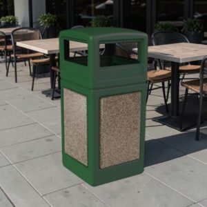 CONTENEDOR DE BASURA COMERCIAL 42 GALONES VERDE BOSQUE CON PAREDES EN COLOR ARENA DE RIO Y TAPA DOMO 18 1/2 X 18 1/2 X 41 3/4 PG