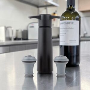 BOMBA DE VACIO PARA VINOS COLOR NEGRO CON 2 TAPONES
