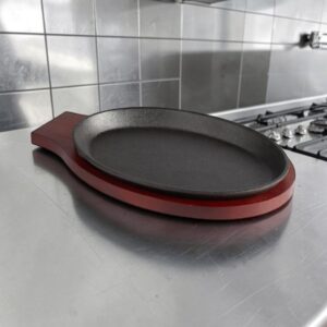 COMAL OVALADO DE HIERRO FUNDIDO 9 1/4 X 7 PG CON BASE DE MADERA (PRECIO POR 12 PIEZAS)