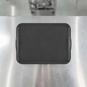 CHAROLA DE 14 X 18 PULGADAS RECTANGULAR CON AGARRADERAS DE POLICARBONATO ANTIDERRAPANTE GRIS OBSCURO CAMBRO (PRECIO POR 12 PIEZAS)