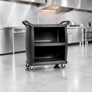 CARRO DE SERVICIO PLASTICO NEGRO CUBIERTO LATERAL CAPACIDAD: 300LB MEDIDAS: LARGO 36 PG. ANCHO 21 PG Y ALTO 38 PG CARLISLE